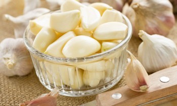 Kitchen Tips To Peel Garlic In 5 Minutes 