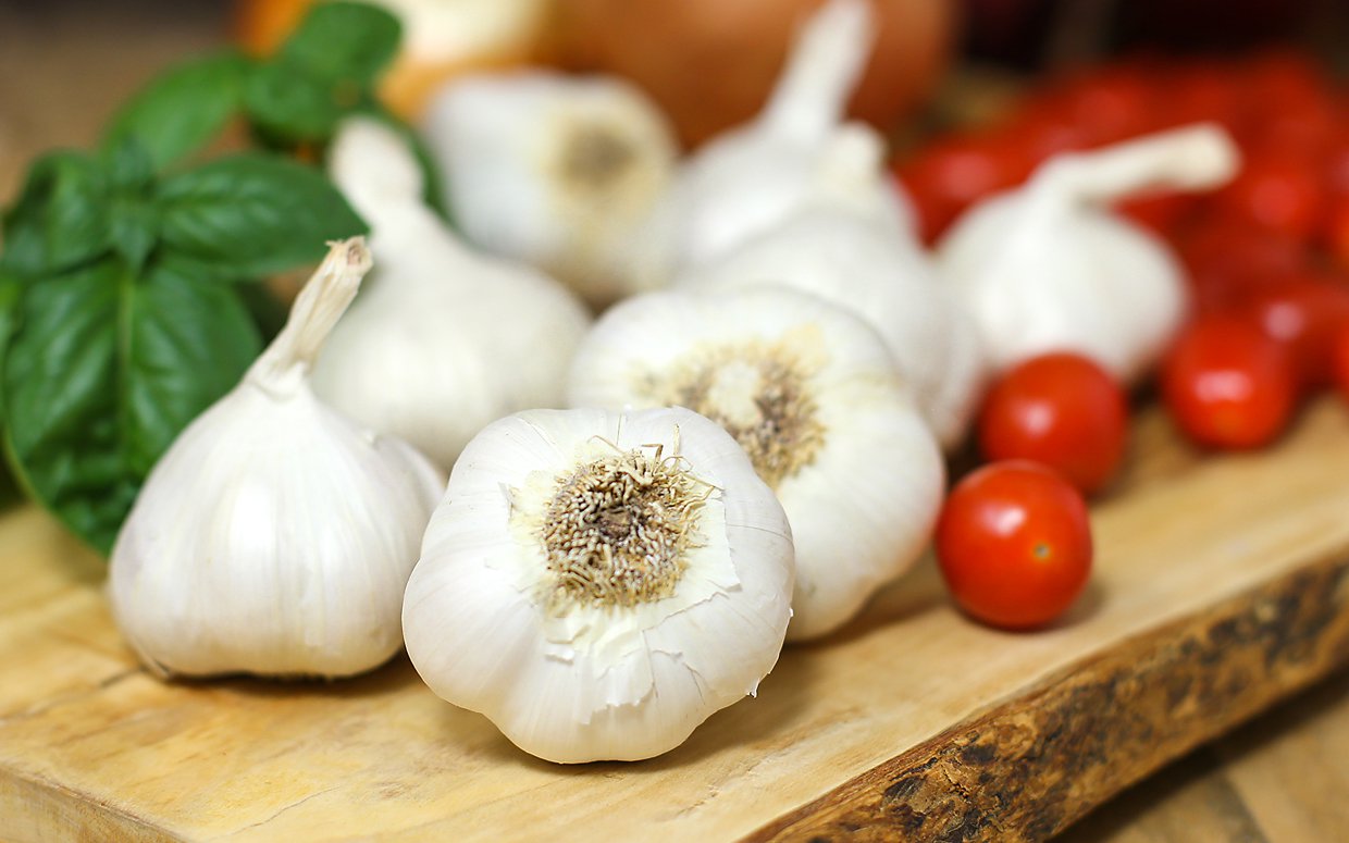 Kitchen Tips To Peel Garlic In 5 Minutes